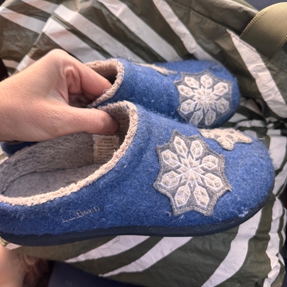 L.L. Bean Blue Snowflake Women's Slippers size 6 - Picture 7 of 8